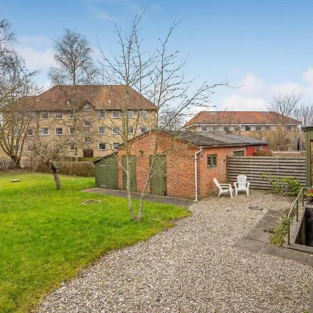 Дом отдыха Lovely In With Kitchen *